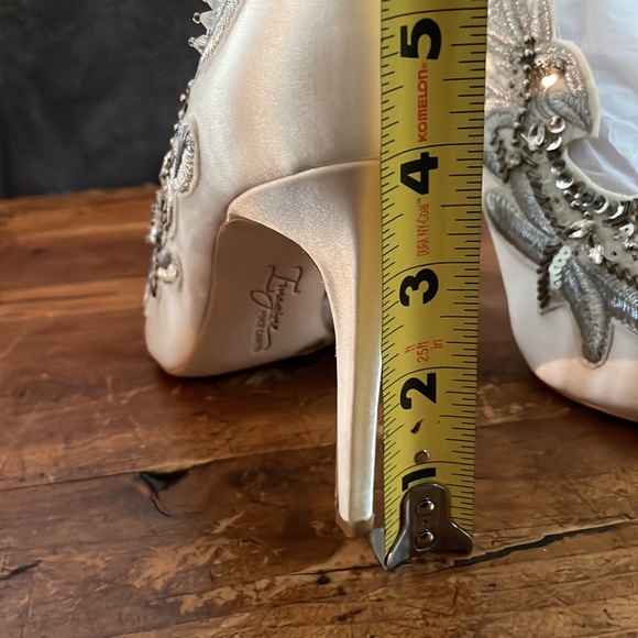 White silver Satin Vince Camuto Pumps - Picture 6 of 6